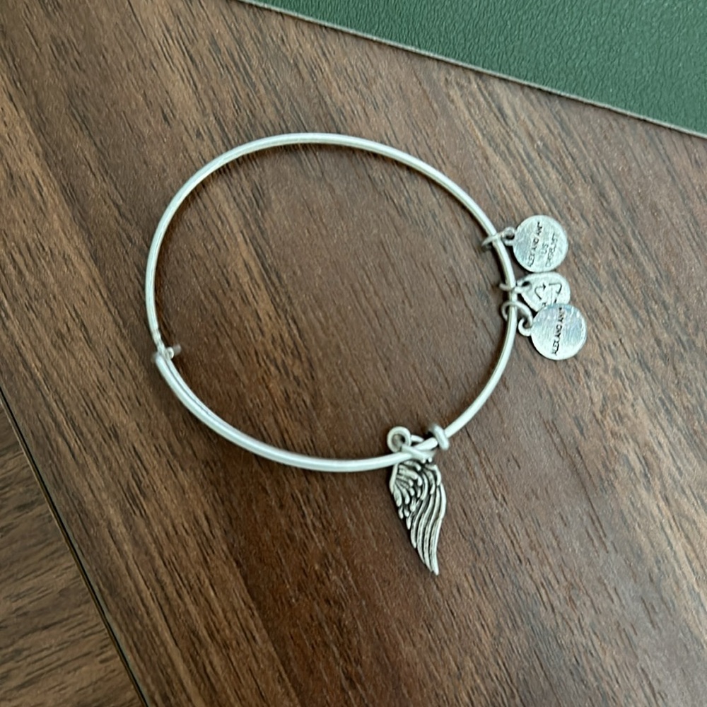 Bracelets - Picture 2 of 5